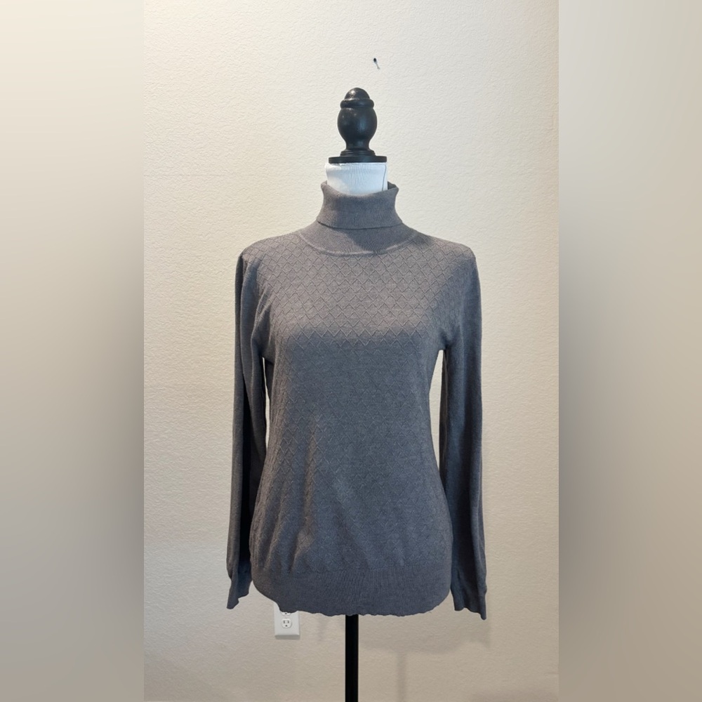 Stitchcount Fitted Turtleneck Sweater w/ Diamond Pattern